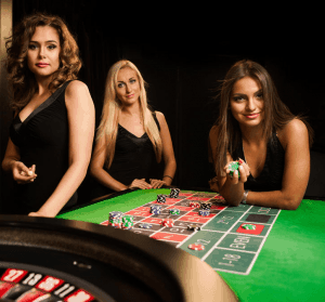 Csinos hölgyek csalogatnak a kaszinózásra